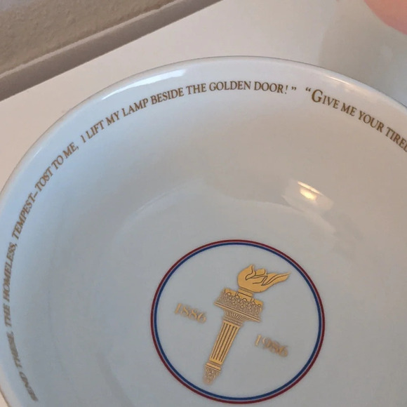 AVON VTG Statue Liberty Bowl 1985 Ceramic Torch Flame  Wood Base Commemorative - Picture 9 of 10